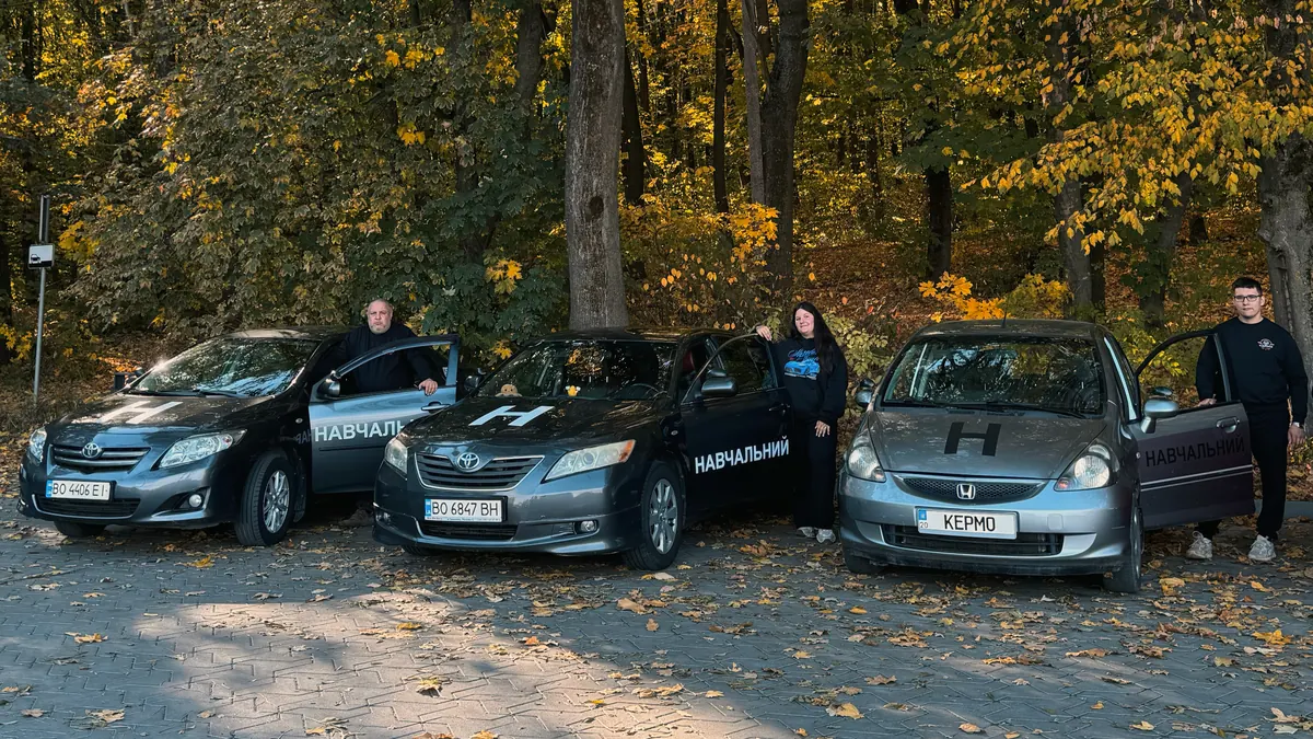 Інструктори Kermo з навчальними автомобілями